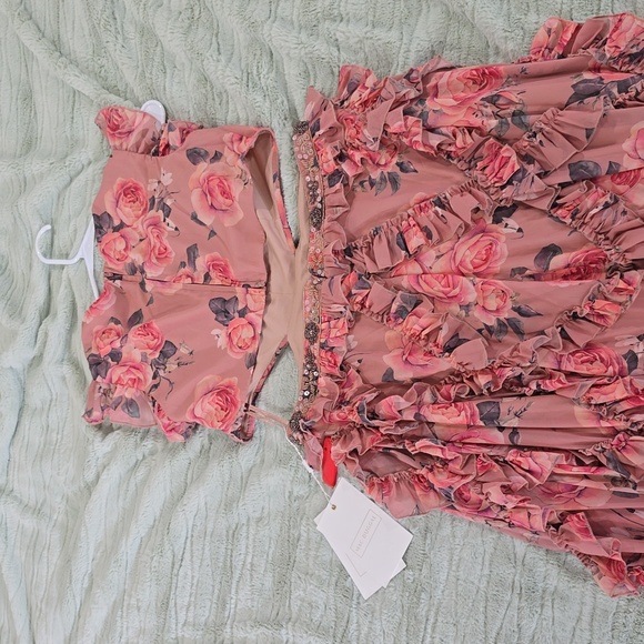 MAC DUGGAL Ruffled Cut Out Cap Sleeve V Neck Gown - Picture 8 of 9